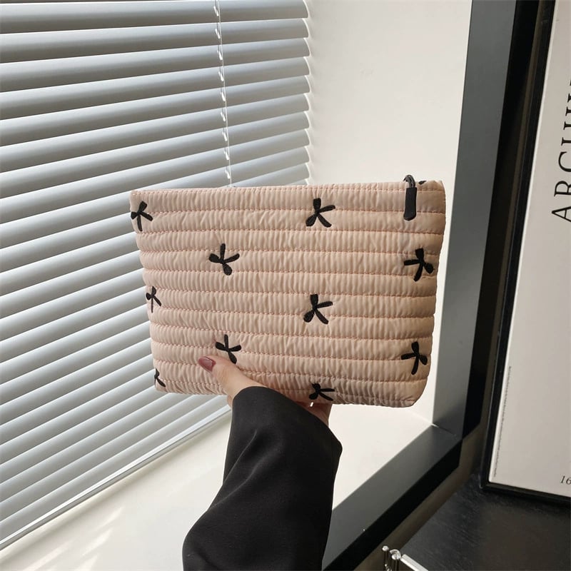 🔥 Solid Color Quilted Clutch – Large Capacity Travel Storage Bag