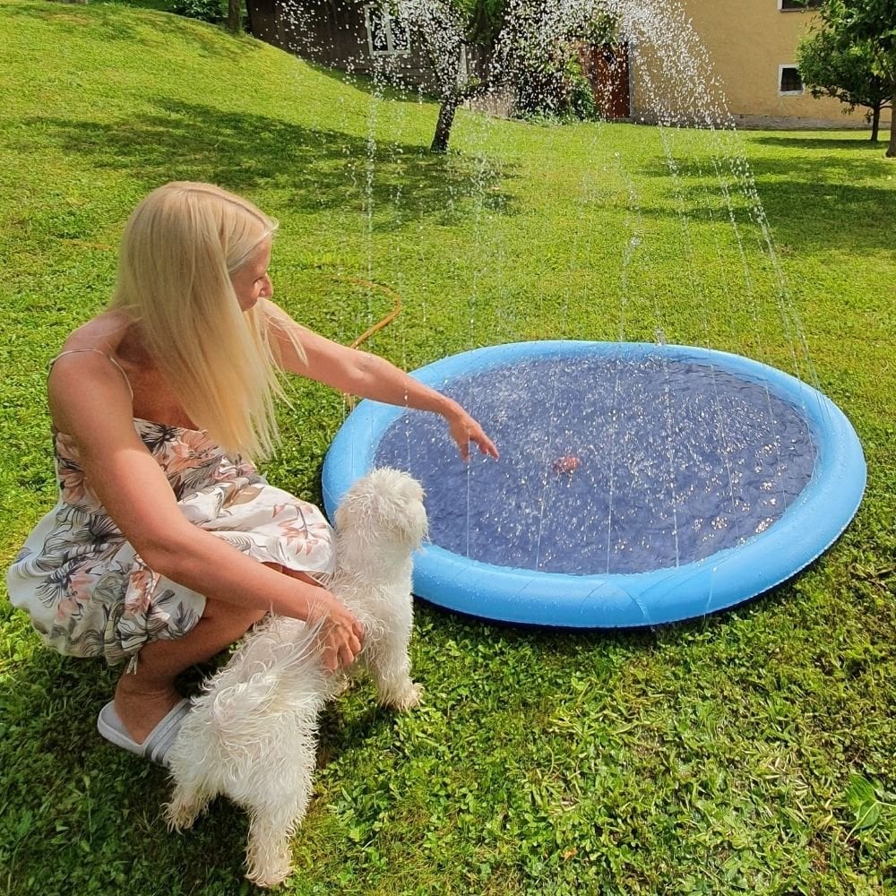 🏊SUMMER HOT SALE 50% OFF NOW! 🌊 Pawsh™ Foldable Dog Splash Pad🇬🇧 Big Sprinkler Mat for Garden & Beach 🌊☀️ | Non-Slip, Quick-Dry Play Pool for Dogs 🐾 | Folds Flat in Seconds! 🎒🐕
